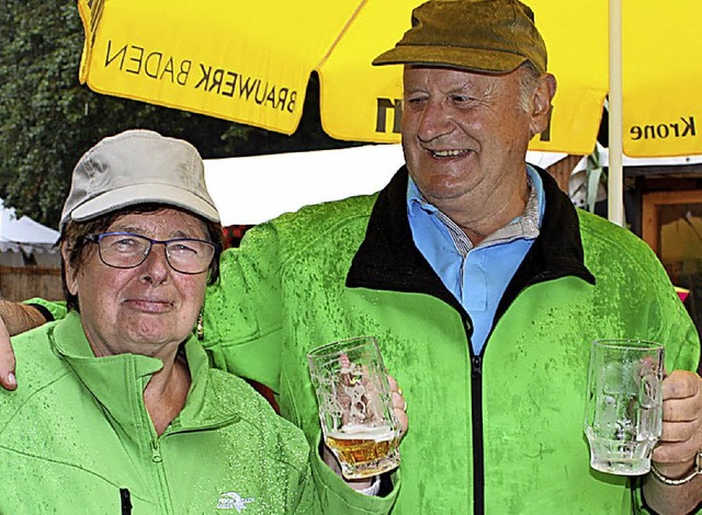 Renate und Wolfgang Naujokat aus der U...chten einen Abstecher zum Straenfest.  | Foto: Adelbert Mutz