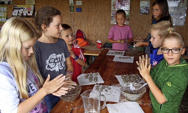 Mit groem Eifer formten die  Eichstetter Kinder Samenkugeln.   | Foto: David