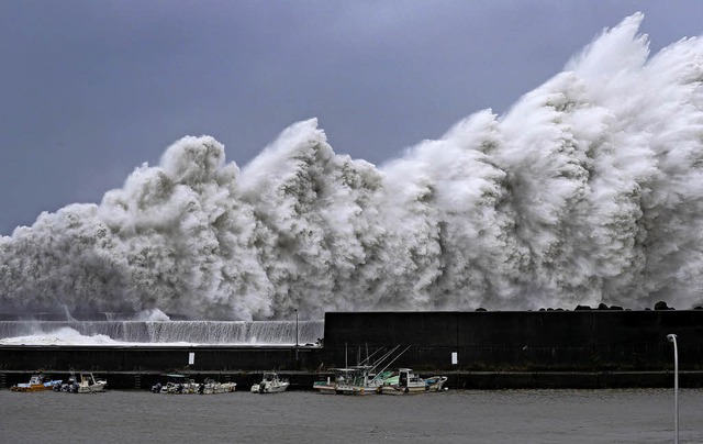Riesige Wellen krachen in der japanischen Provinz Aki auf die Kste.   | Foto: dpa