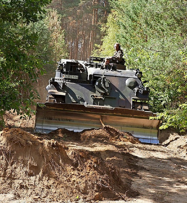 Ein Panzer der Bundeswehr beim Einsatz im August  in Brandenburg  | Foto: DPA