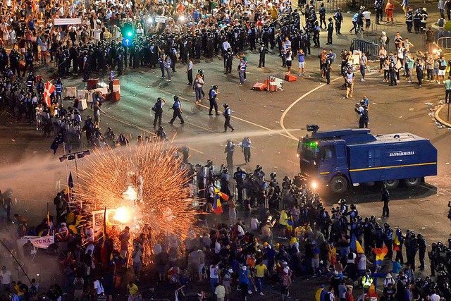 Zusammenste zwischen Polizei und Dem...nten in Rumniens Hauptstadt Bukarest   | Foto: DPA