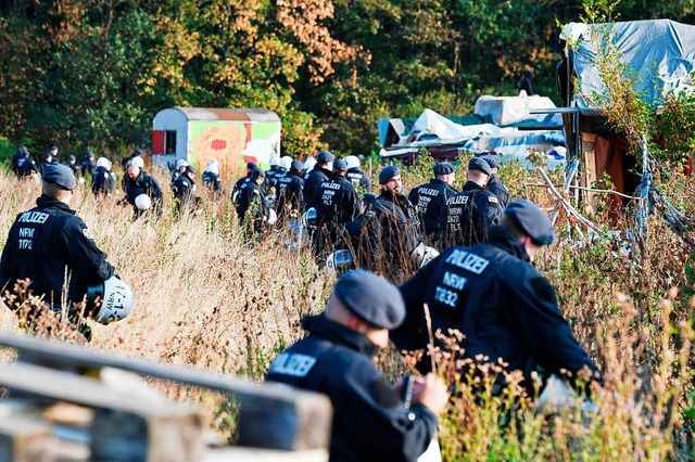 Polizisten durchsuchrten bereits im En... Braunkohlegegnern am Hambacher Forst.  | Foto: dpa