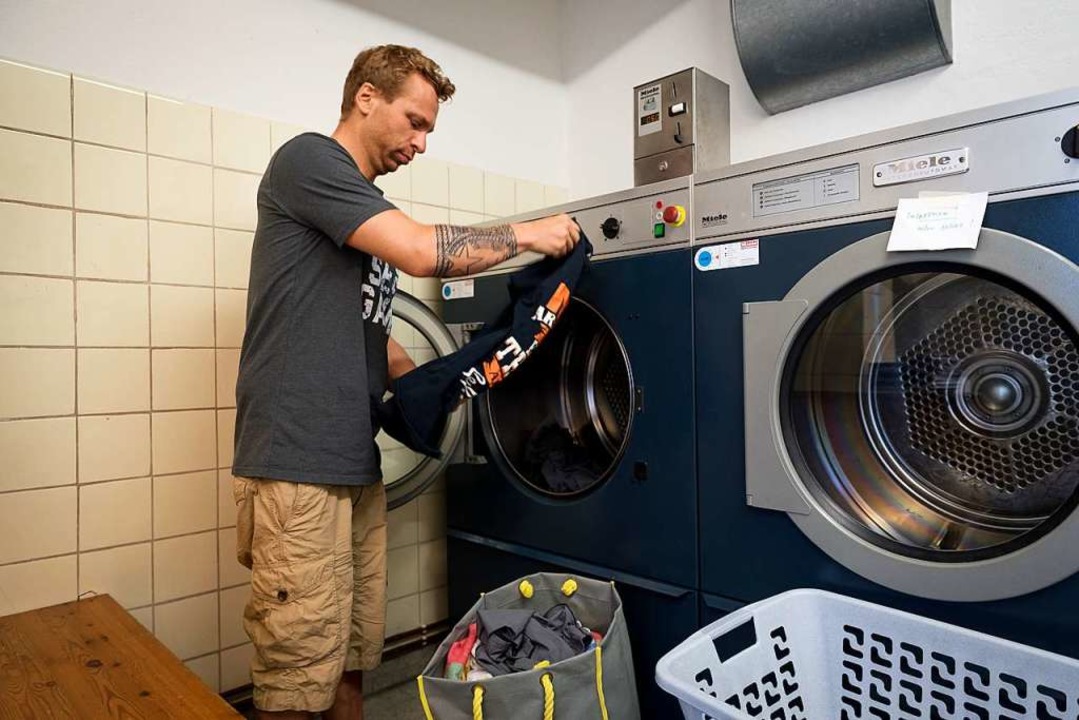 Felix Michel überbrückt im Waschsalon ... Lieferung seiner neuen Waschmaschine.  | Foto: Lynn Sigel