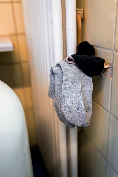 Auf einer kleinen Ablage warten verlorene Socken auf ihre Besitzer.  | Foto: Lynn Sigel
