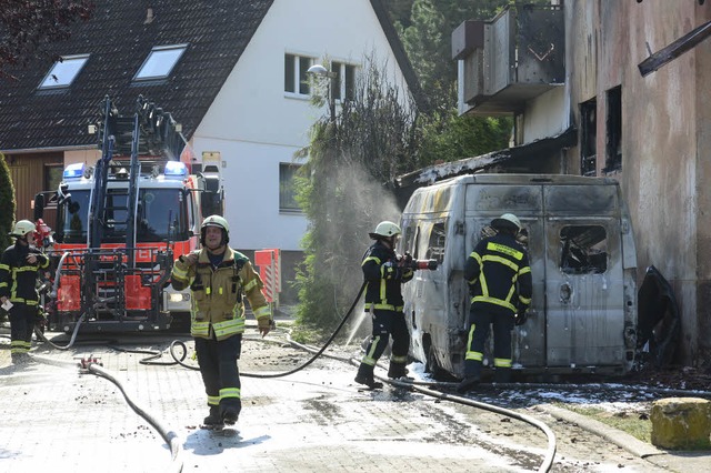 Das Feuer begann wohl mit einem brennenden Transporter.  | Foto: Ingo Schneider