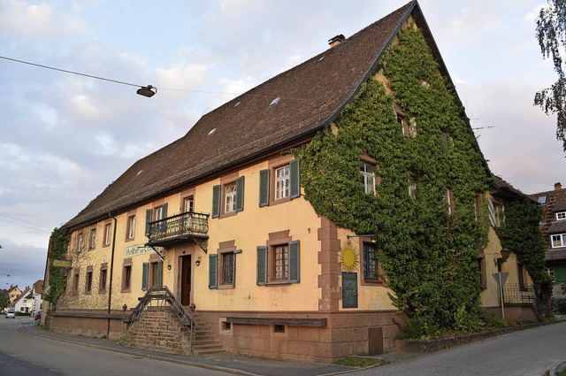 Das ehemalige Gasthaus Sonne (im Bild)...ine Wohnung an der Hauptstrae 71 um.   | Foto: Benedikt Sommer