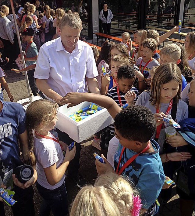 Eis fr alle spendierte Martin Wenz vom E-Werk.  | Foto: Kleine Stadt