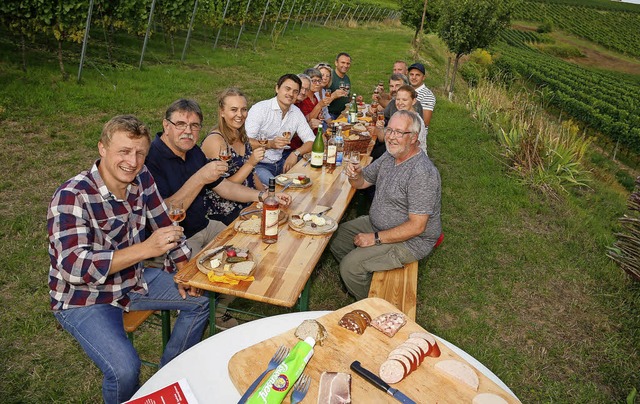 Vereinsvorstnde, Weinknigin Katinka ... Winzer beim Info-Vesper im Weinberg.   | Foto: S. Decoux-Kone