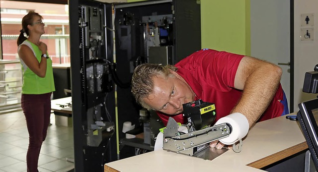 Randolf Mller repariert den Kassenautomaten im Hallenbad Aquari.  | Foto:  Wursthorn, Jens