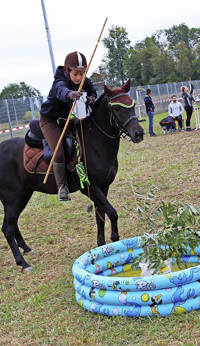 Bleibt das Pferd ruhig, whrend die Reiterin angelt?   | Foto: Mario Schneberg