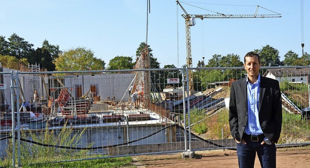 Neben der Gemeinschaftsschule entsteht...hule: Gerd Gnther vor der Baustelle.   | Foto: Fedricks