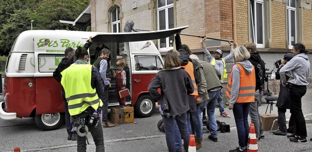 Die Schauspieler Roman Kni&#382;ka (li...rden von einer groen Filmcrew umringt  | Foto: Markus Zimmermann