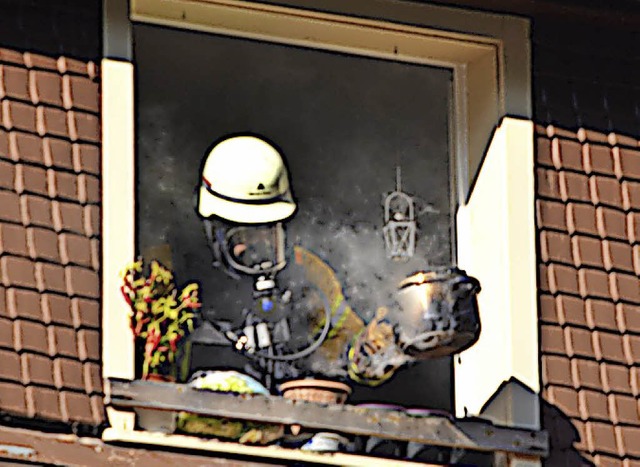 Die Feuerwehr hat die Quelle des Rauch...ntem Essen lste den Rauchmelder aus.   | Foto: Christiane Sahli