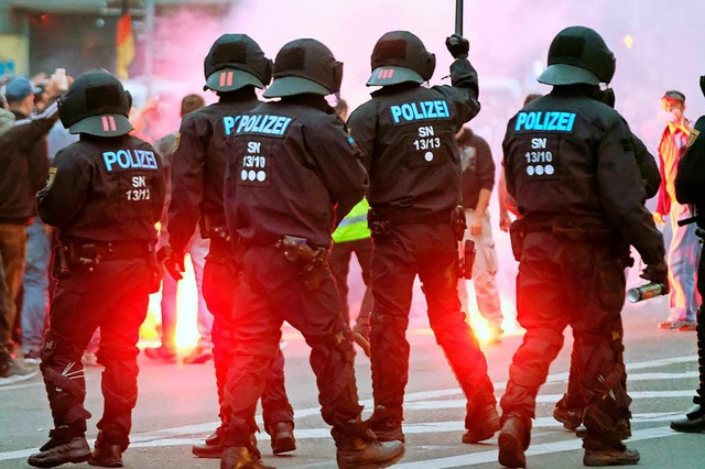 Diese Szene zeigt Polizisten am 27. Au...e des Karl-Marx-Monuments in Chemnitz   | Foto: dpa