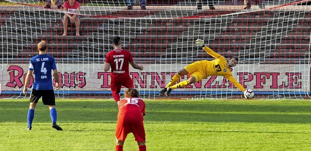 OFV-Torjger Fabian Herrmann scheitert...eter an Sportclub-Torwart Jonas Witt.   | Foto:  Alexandra Buss