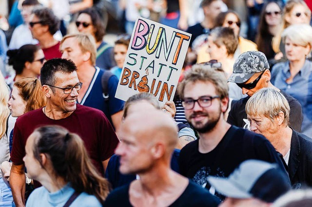Demonstrationsteilnehmer in Hamburg protestieren gegen rechte Hetze.  | Foto: dpa