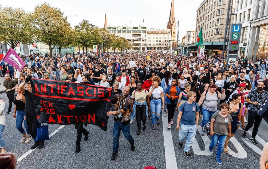 10 000 Menschen Demonstrieren In Hamburg Lautstark Gegen Rechte Hetze Deutschland Badische
