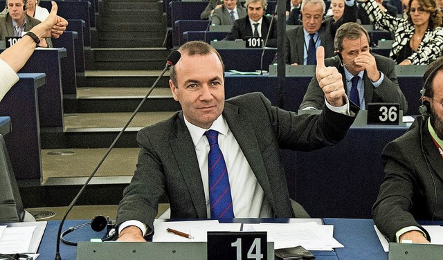 Daumen hoch: Manfred Weber fhrt seit ...Die EVP ist dort die grte Fraktion.   | Foto: dpa