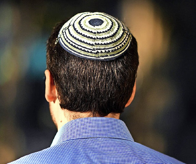 Dieses Mitglied einer  jdischen Gemeinde trgt eine Kippa auf dem Kopf.   | Foto: dpa