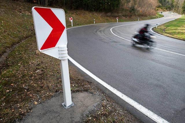 berhhte Geschwindigkeit: Motorradfahrer kollidiert mit Pkw