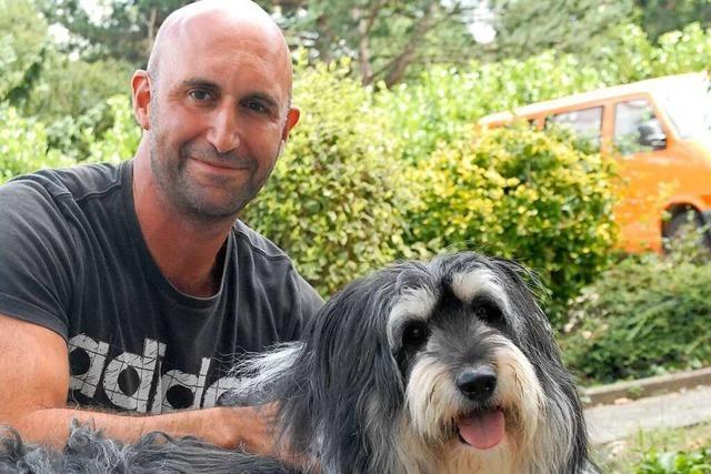 Thomas Heinzelmann geht mit Hunden aus dem Tierheim spazieren