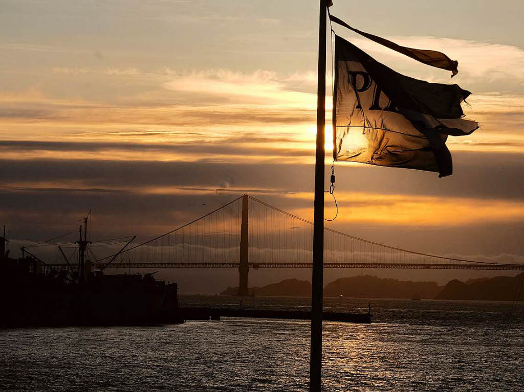 Als Pirat war Marion Furtwaengler-Fritz aus Teningen sicher nicht unterwegs. Im Sonnenuntergang ist die Piratenflagge vor der Golden Gate Bridge trotzdem ein schnes Fotomotiv. 