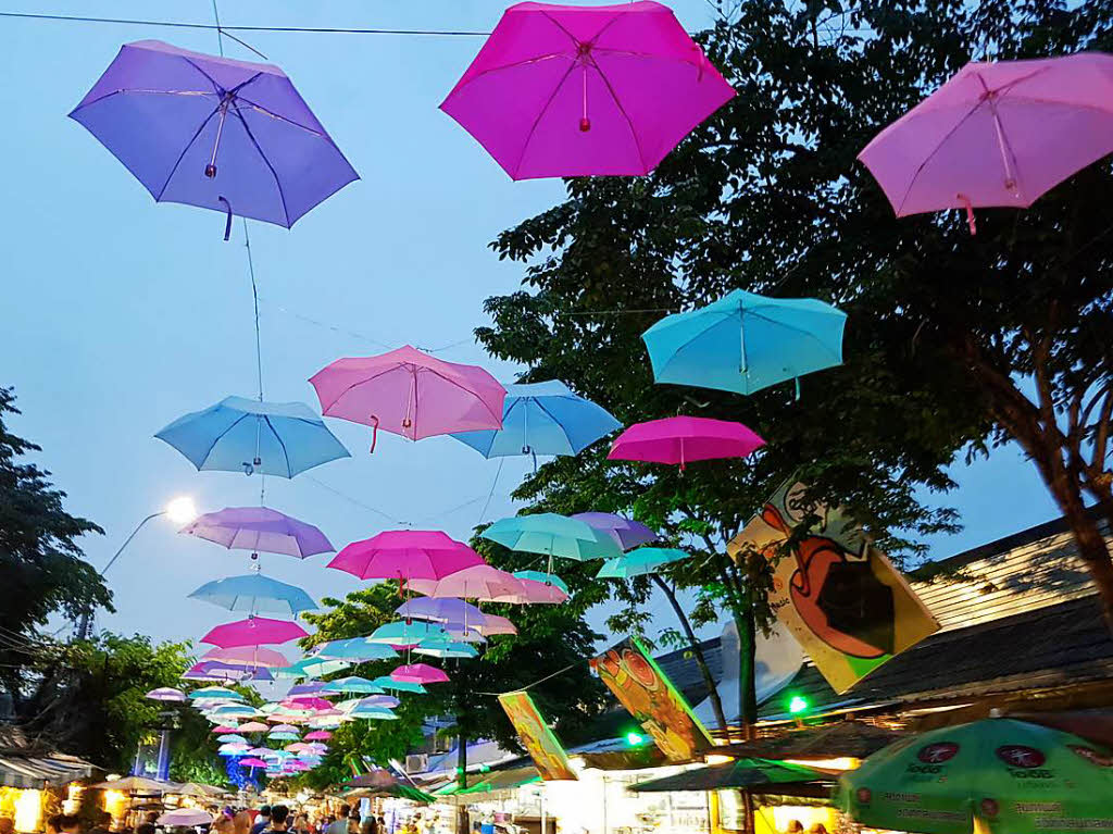 Regenschirme als Deko-Objekte: Sieglinde und Rudi Hansert aus Neuried-Altenheim besuchten in Bangkok den Chatuchak Markt.  