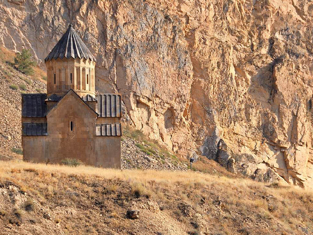 Hebt sich kaum von ihrer Umgebung ab: Diese Kirche, die Cornelia Schilling-Zander aus Slden in Armenien entdeckte, ist ber 1000 Jahre alt.  