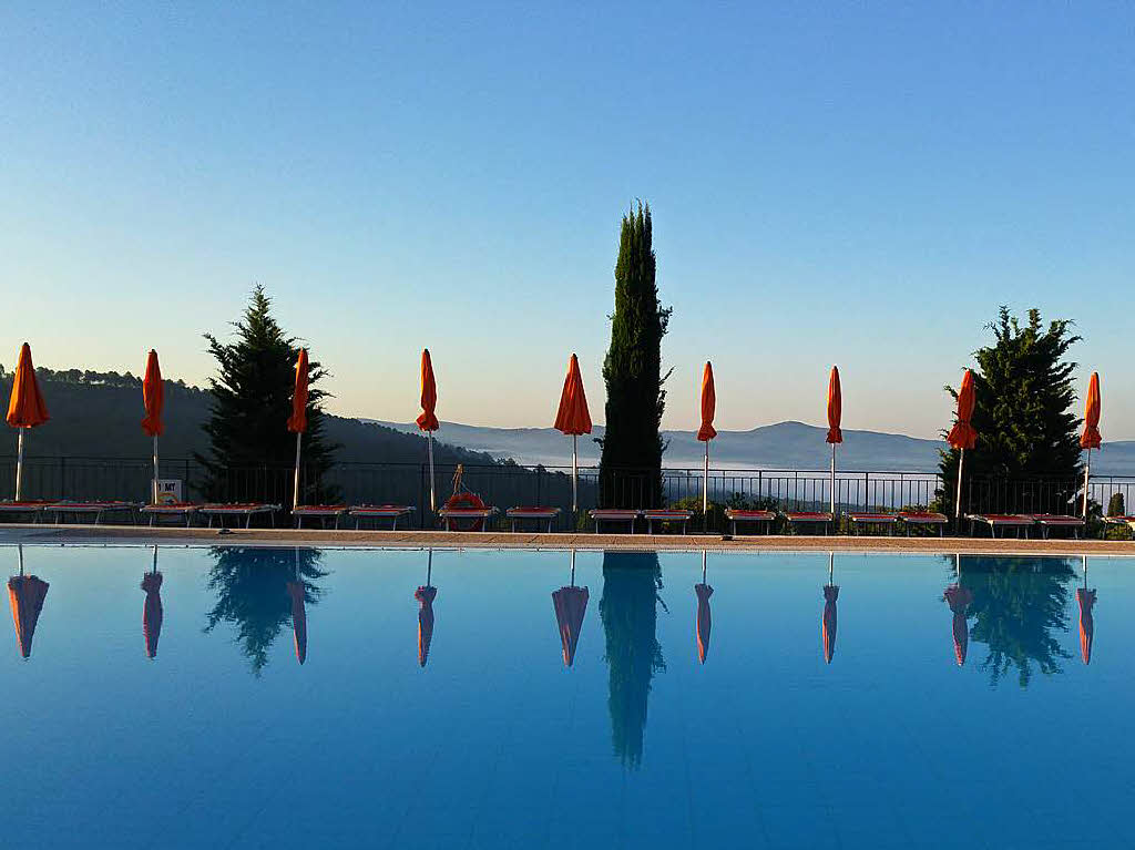 Die Sonnenschirme haben ausgedient an diesem Abend in Pentolina in der Toskana, den Helmut Bhrer aus Freiamt am Pool verbringt.  
