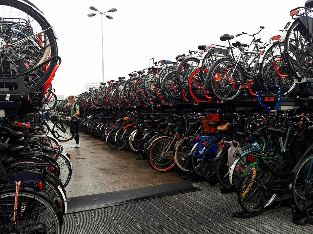 Macht Freiburg Konkurrenz: Beatrix Gagg aus Kenzingen sah diesen Fahrradparkplatz in  Amsterdam.  