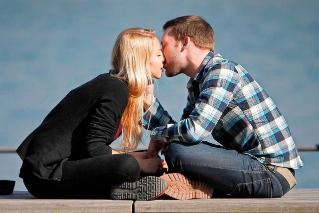 Ein verliebtes Paar &#8211; wie es sich wohl kennengelernt hat?  | Foto: Fredrik von Erichsen