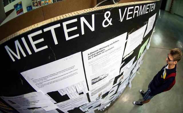 Wegen des knappen Angebots sind Mieter...t sie berhaupt eine Wohnung bekommen.  | Foto: dpa