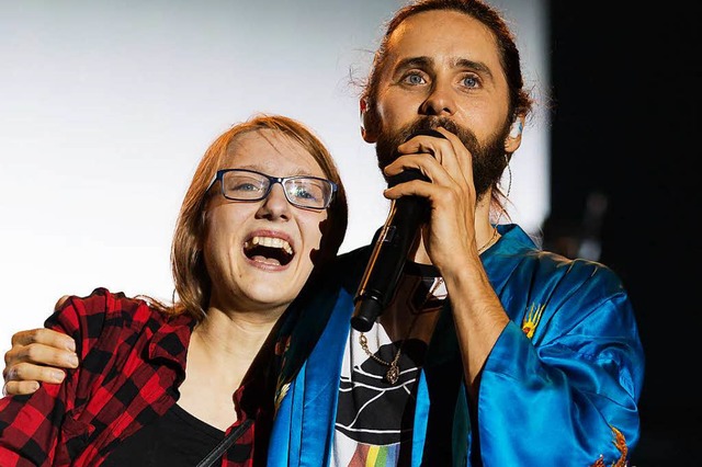 Whrend des Konzerts von 30 Seconds To...ared Leto Fangirl Leena auf die Bhne.  | Foto: Carlotta Huber