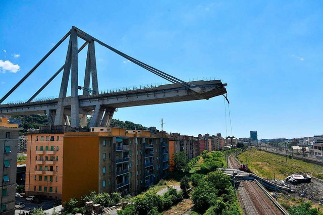 Wie ein Damoklesschwert ragt die Brcke ber den unbewohnbar gewordenen Husern.  | Foto: dpa