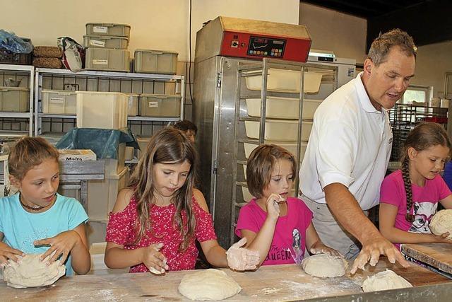 Kinder backen eigenes Brot