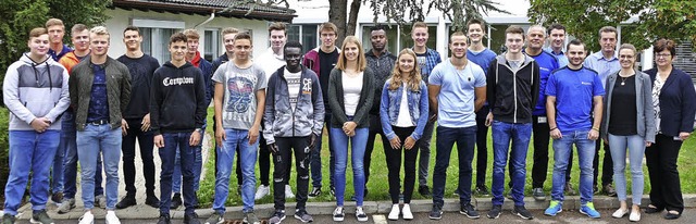 19 Azubis und DHBW-Studenten haben ein...r und Personalchefin Renate Heizmann.   | Foto: Juliane Khnemund