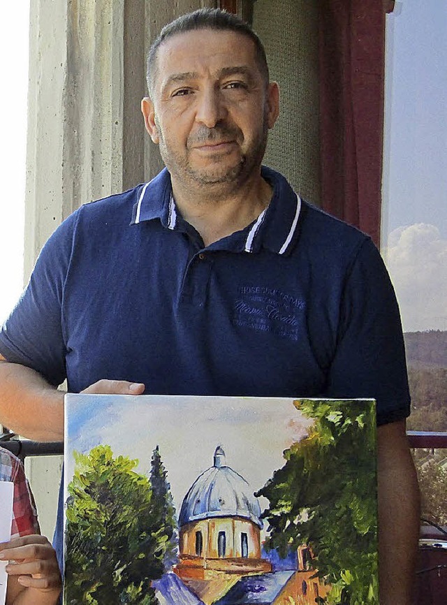 Hakim Azzaz mit dem Bild der Christuskirche   | Foto: Stadt Lahr
