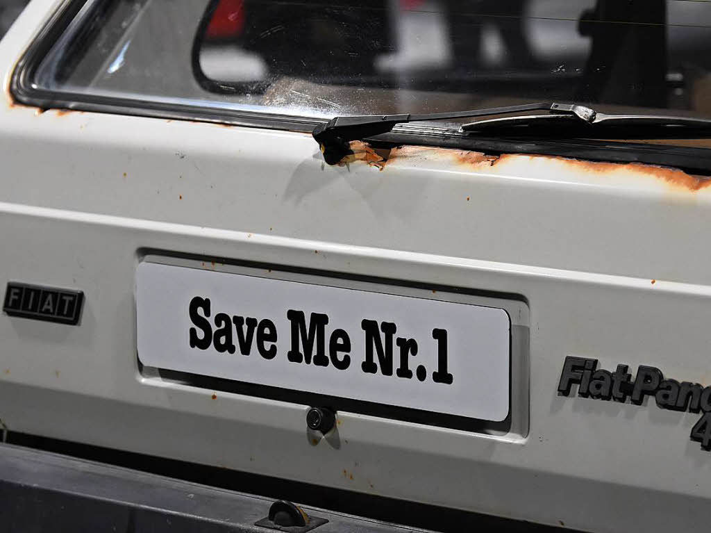 Auf dem Nummernschild steht „Save Me Nr. 1“ – eine ernst gemeinte Kampagne mit ironischem Unterton.