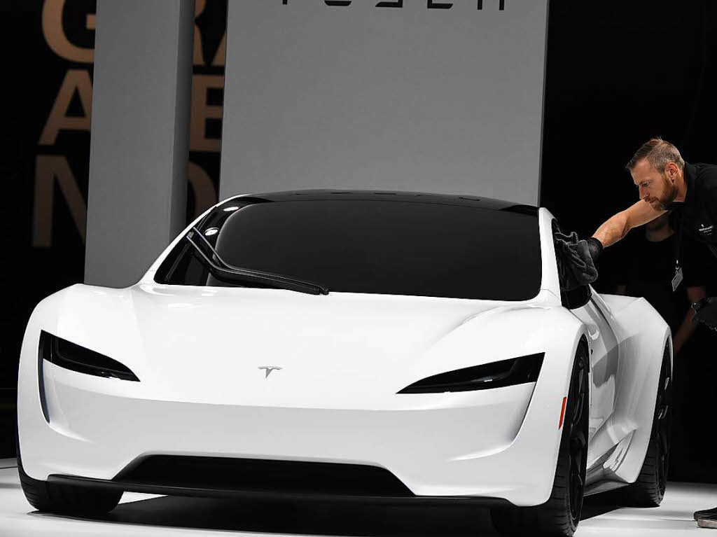 Besondere Aufmerksamkeit zieht der Tesla auf sich. Es ist das neue Modell, das erst 2020 auf den Markt kommen soll.