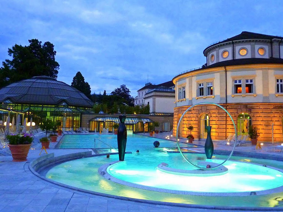 In der Cassiopeia-Therme in Badenweile...armem, mineralisiertem Wasser erholen.  | Foto: Badenweiler Therme