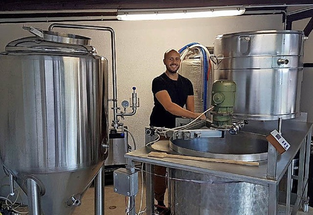 Alles Handarbeit: Sven Wendland in seiner kleinen Brauerei   | Foto: PRIVAT