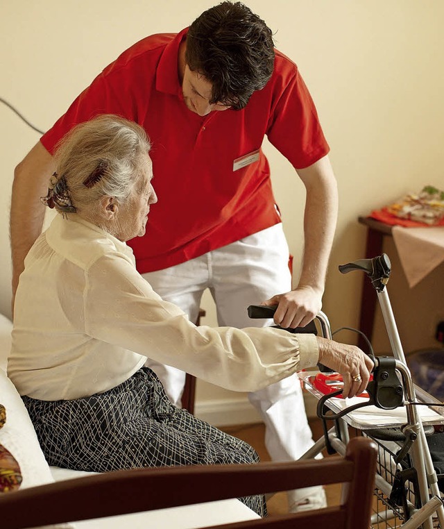 Der Beruf des Altenpflegers ist sehr v...ll den Azubis Sicherheit vermitteln.    | Foto: Symbolfoto: KKH