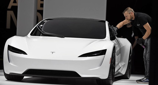 Lars Machner entfernt Staub vom neuen Modell des Tesla Roadster.   | Foto: Jonas Hirt