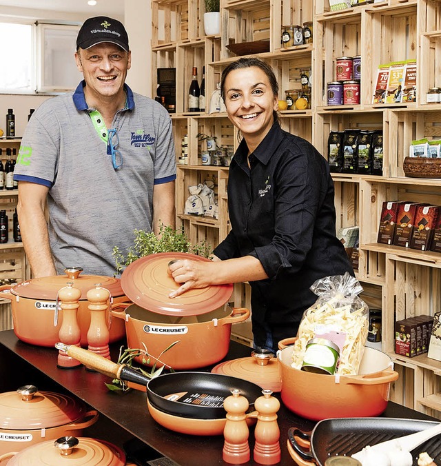 Christian Busse und  Mitarbeiterin Van...Viktualien-Shop in der Schusterstrae   | Foto: Gabriele Zahn