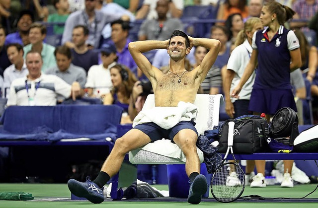 Schwitzend und gut gelaunt: Novak Djokovic   | Foto: AFP