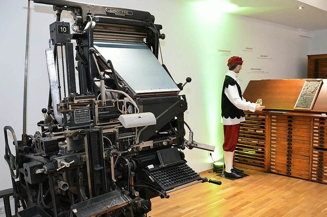 Linotype-Setzmaschine, rechts dahinter ein Setztisch fr Handsatz  | Foto: Marion Pfordt