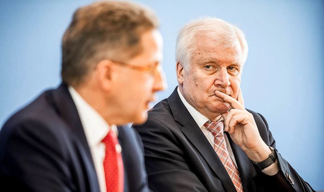 Horst Seehofer steht zum Thema Chemnit...Hans-Georg Maaen (vorne, Archivfoto).  | Foto: dpa