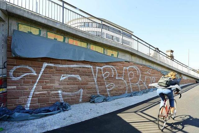 Der 170.000 Euro teure Sandstein an der neuen Kronenbrcke ist bereits mit Graffiti besprht