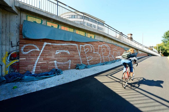 Die Mauern unter der neuen Brcke werd...n verblendet &#8211; und vollgesprht.  | Foto: Ingo Schneider