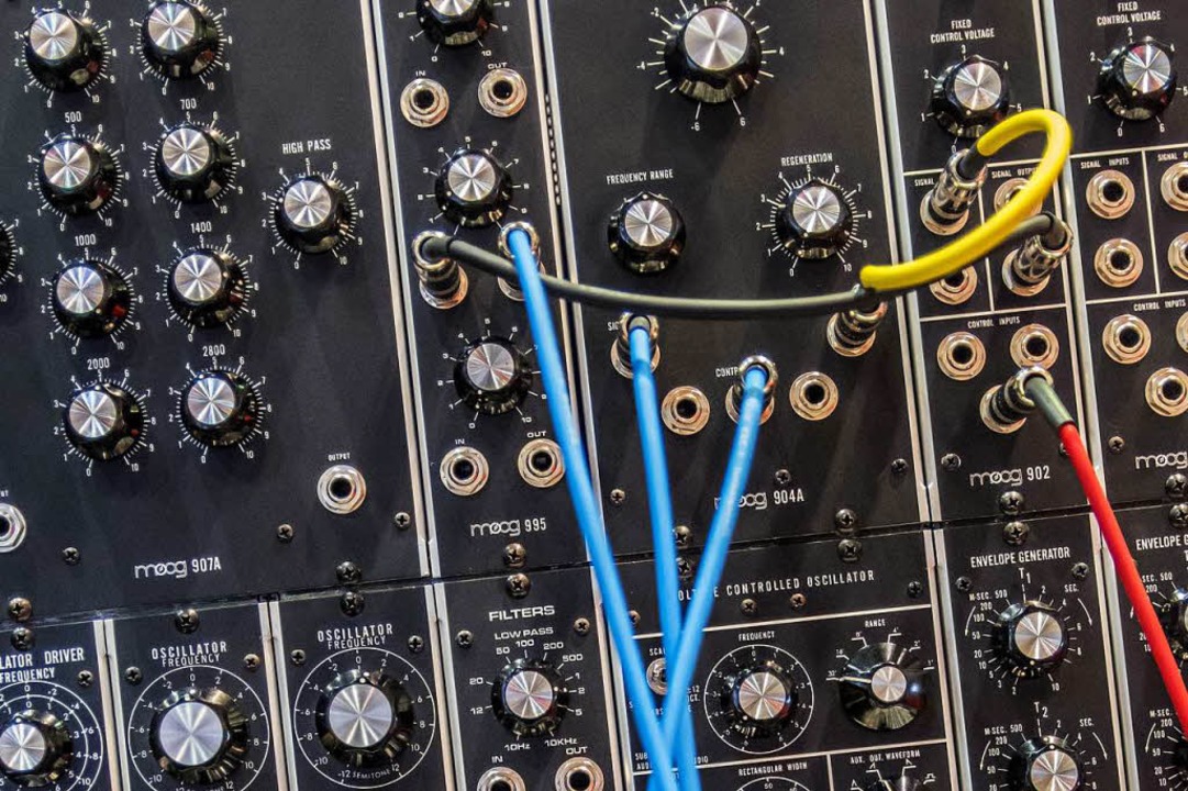 Im Vitra Design Museum in Weil am Rhei...iedene Synthesizer ausprobiert werden.  | Foto: Steve Harvey/unsplash.com